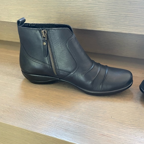 Aetrex Kailey Ankle Bootie in WIDE Width in Black *Brand New In Box* - Picture 7 of 10